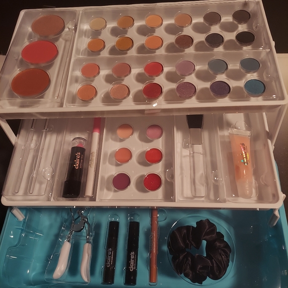 Claire's Eye Shadow Makeup kit new with tags Caboodle style storage box - Picture 6 of 6